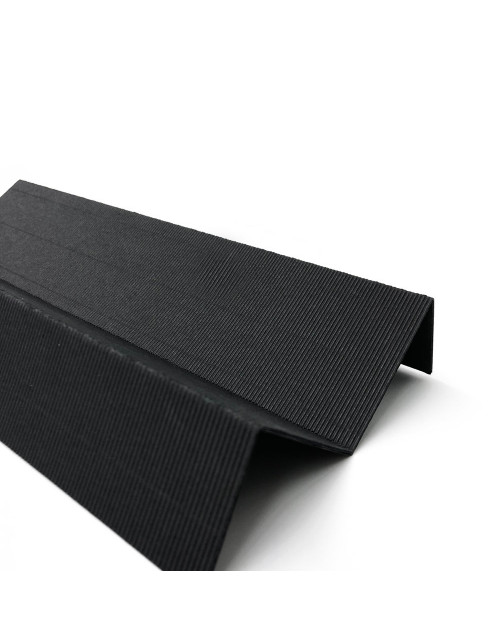 Melns stingrs V stila ieliktnis no melna dekoratīva gofrētā kartona