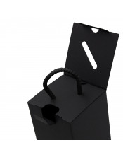 Vertikali juoda dovanų dėžė su rankenėle