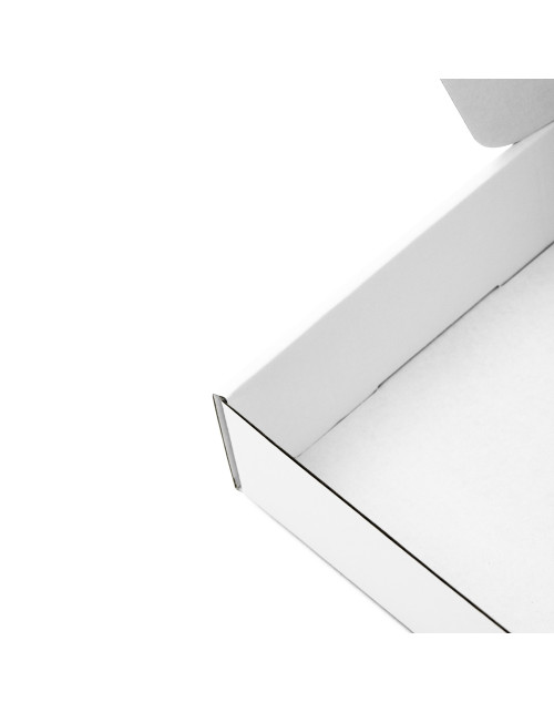 Balta nedidelė dovanų dėžutė su langeliu