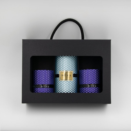 Juoda dėžutė su blizgiomis linijomis trims dekoratyvinėms žvakėms