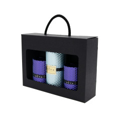 Juoda dėžutė su blizgiomis linijomis trims dekoratyvinėms žvakėms