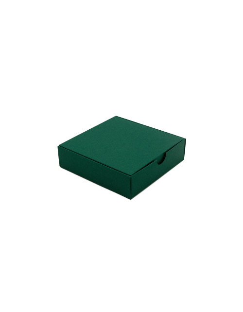 Neliela kvadrātveida dāvanu kaste no zaļa dekoratīvā kartona