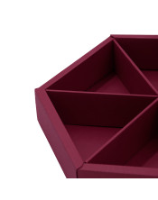 Tamsiai raudona šešiakampė dovanų dėžutė su 6 skyreliais ir langeliu