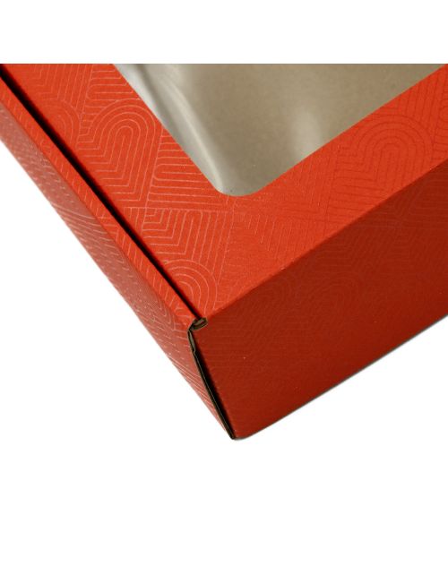 Raudona nedidelė dovanų dėžutė su langeliu ir širdžių raštu, 6 cm aukščio