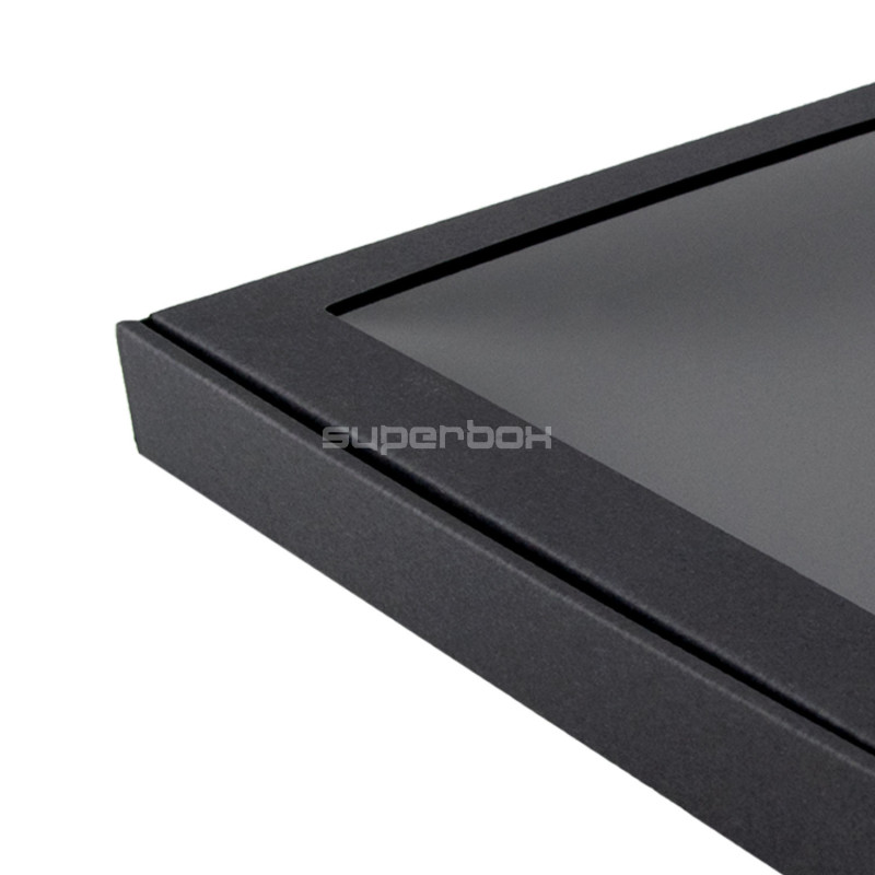 Чёрная квадратная подарочная коробка небольшой высоты с окошком Чёрная квадратная подарочная коробка небольшой высоты с окошком