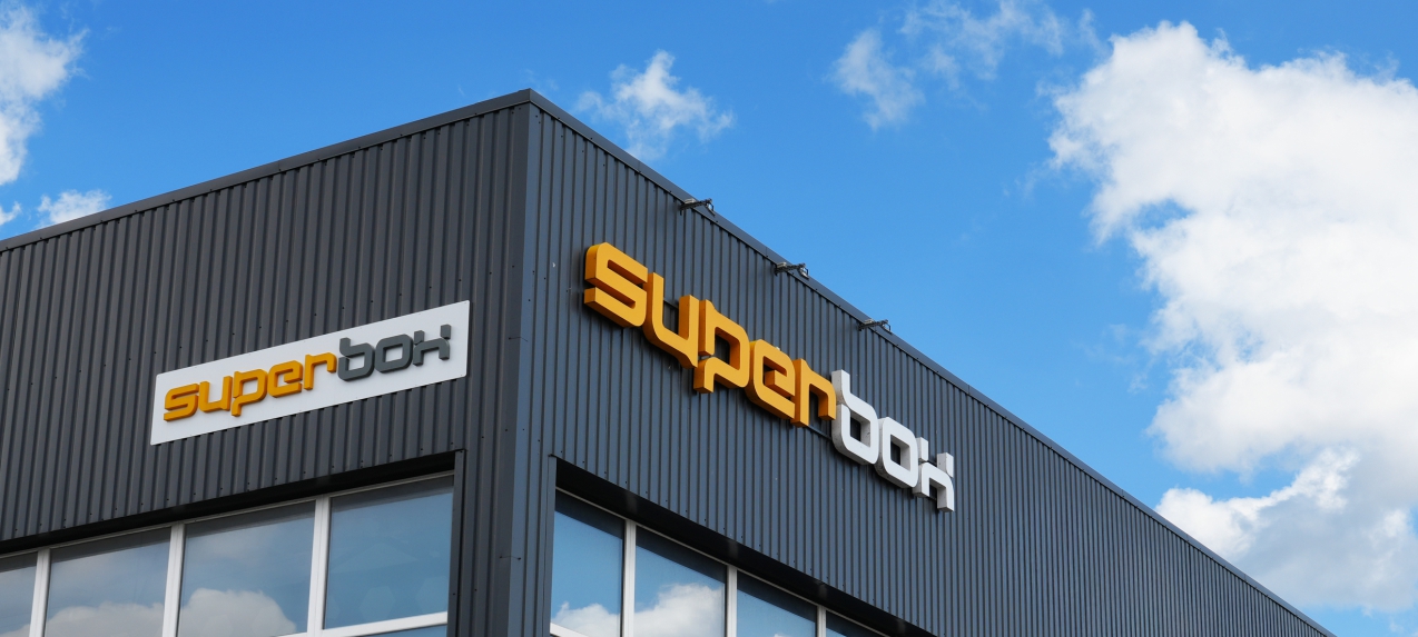 Логотип SUPERBOX – надежная и быстрая платформа для заказа упаковки онлайн