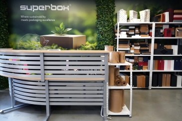 Физический магазин SUPERBOX с экспозицией