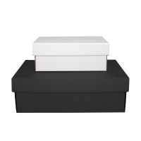 Maža balta dėžutė ant didesnės juodos dėžutės