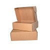 Dvi rudos kartoninės dėžutės, demonstruojančios paprastą ir tvirtą dizainą laikymui ar siuntimui