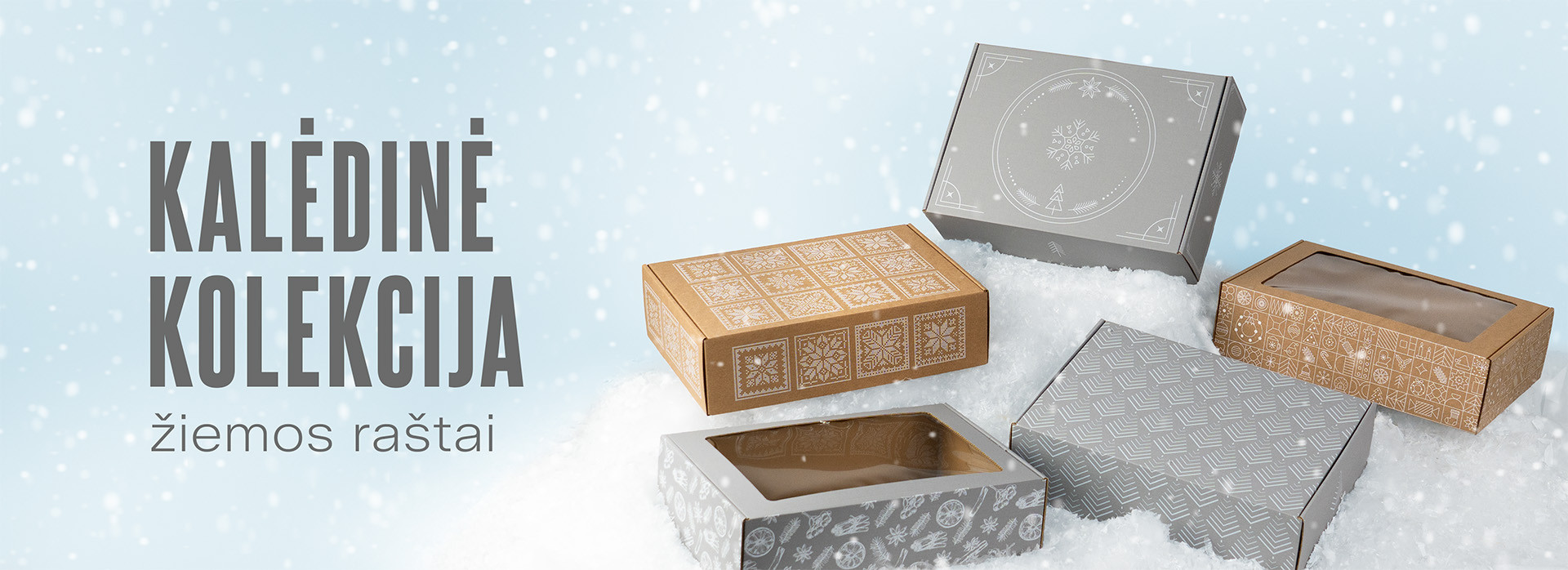 Penkios dovanų dėžutės su raštais ant sniego, šviesiai mėlyname fone. Kairėje – užrašas „Kalėdinė kolekcija, žiemos raštai“